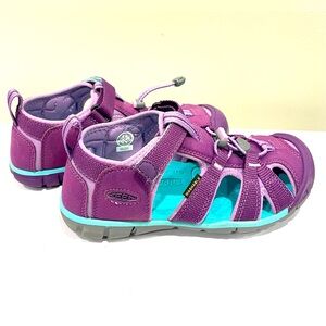 Brand new Keen sandals never worn